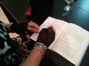 Kai- Mai firmando el libro