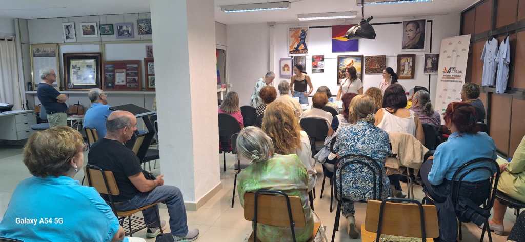 Algeciras celebra el II Encuentro del Día de la Mujer Escritora con Ema Feteira, Macarena Peña, el grupo poético Infusiónate y representantes de la cultura local.